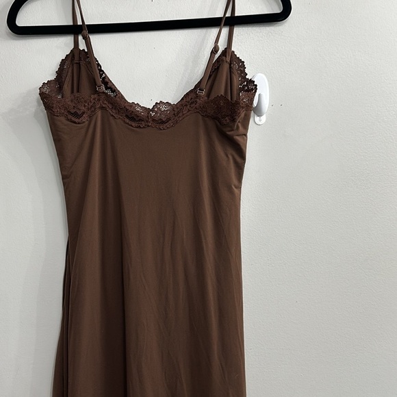 SKIMS FITS EVERYBODY LACE LONG SLIP DRESS - Picture 5 of 9